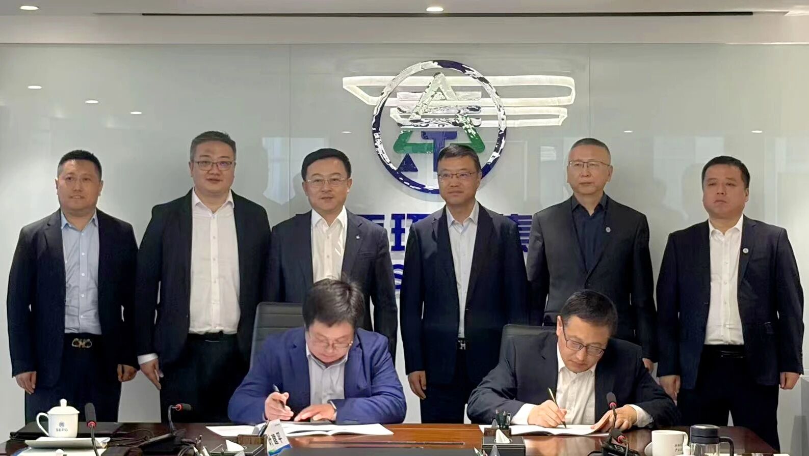 陕西J9集团集团与上海电气输配电集团座谈互换